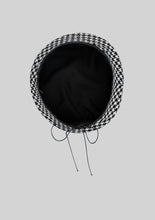 Load image into Gallery viewer, B+W Houndstooth Beret
